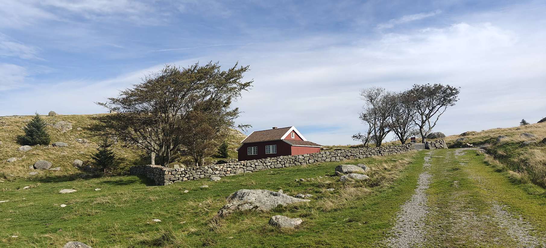 Panorama frå Knudaheio med jærlandskap, steingard og det raude huset
